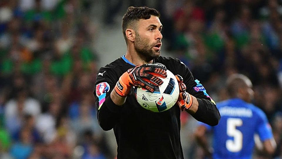 Salvatore Sirigu saat memperkuat Timnas Italia.